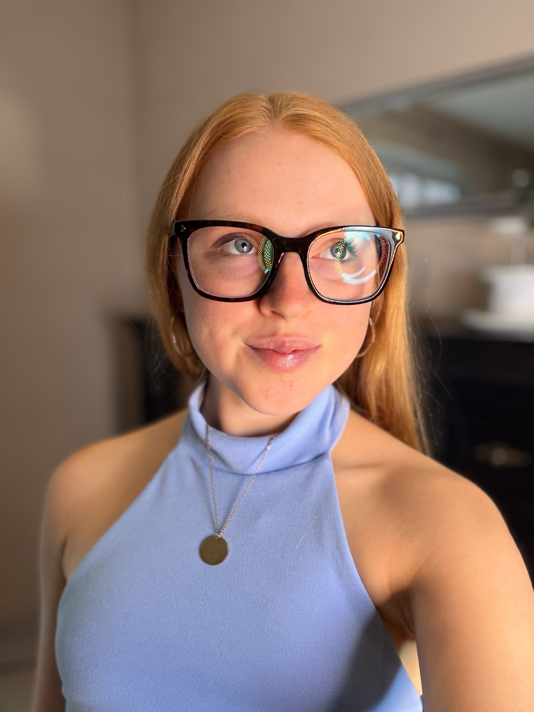 Julia im blauen Top, Portrait